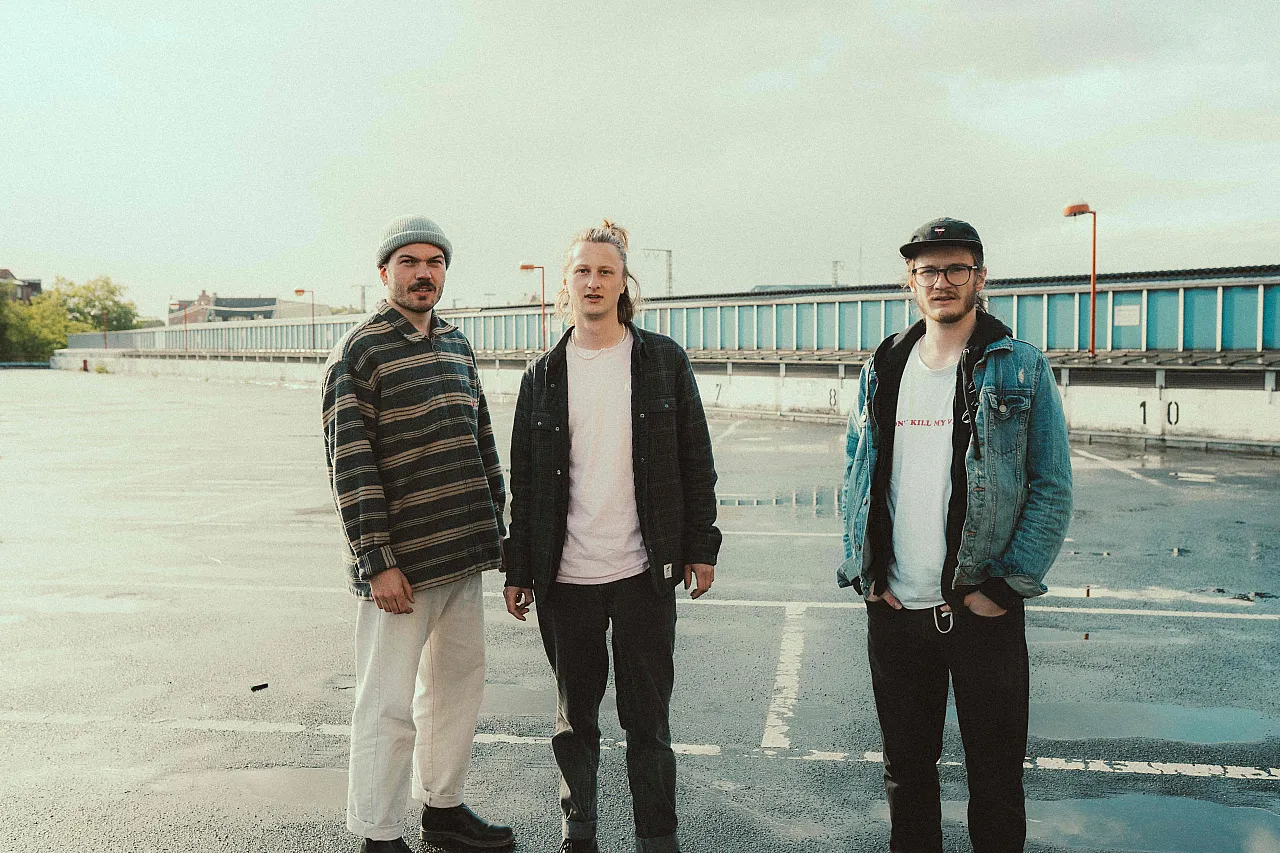 promo-photo-wide-ll_red